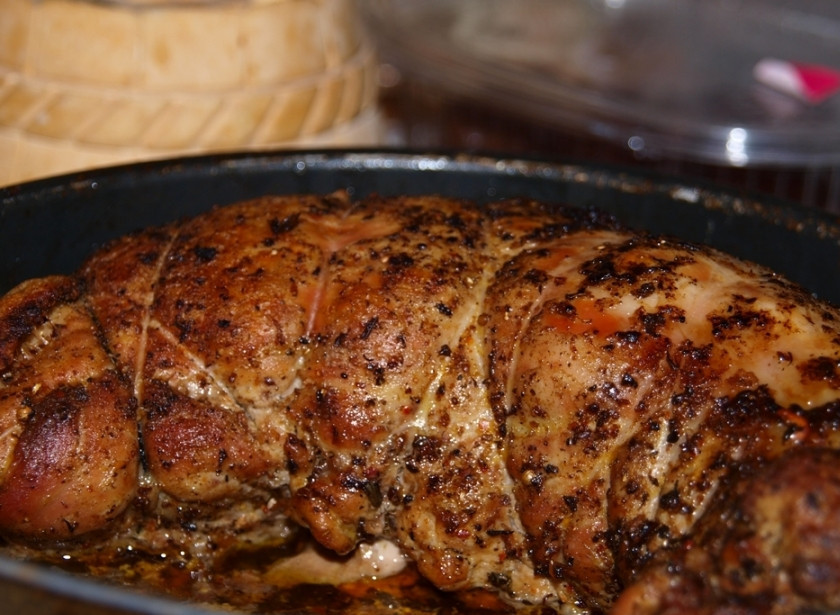 1. Этап. Свиная вырезка с розмарином: 10. После запекания даем рулету немного остыть. Затем снимаем с него все нити, а сам рулет нарезаем порционно и подаем к столу.