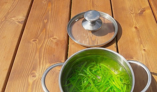 1. Этап. Китайский салат с молодым зеленым горошком: Налить в кастрюлю воду, довести до кипения, посолить. Варить горошек две минуты. Слить горячую воду и залить ледяной водой — так горошек сохранит свой яркий зеленый цвет.