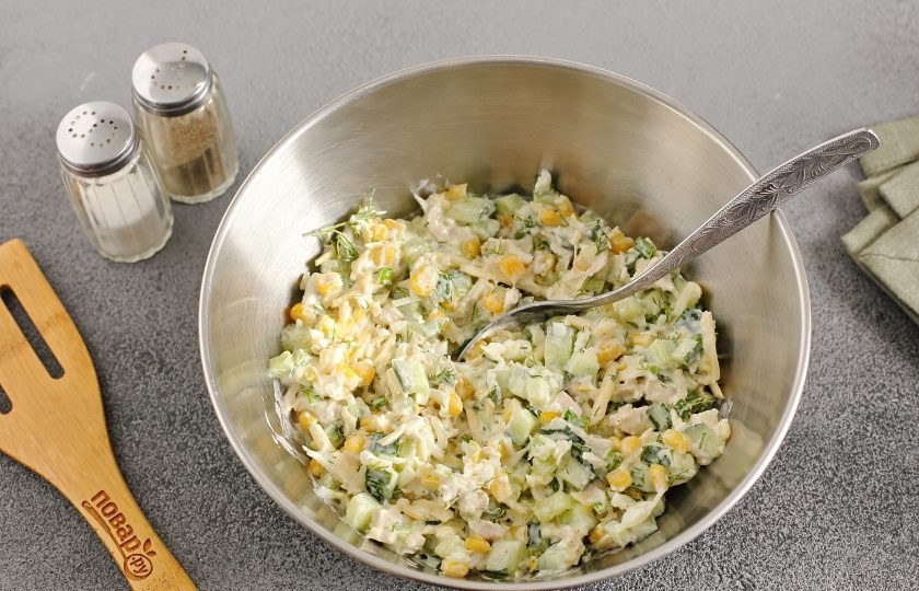 1. Этап. Салат Вечерний: Заправьте салат сметаной и майонезом в равных пропорциях. Посолите и поперчите по вкусу, после чего хорошо перемешайте.