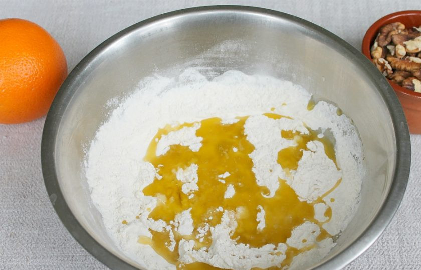 1. Этап. Морковно-апельсиновые кексы: Наливаем оливковое масло и все перемешиваем.