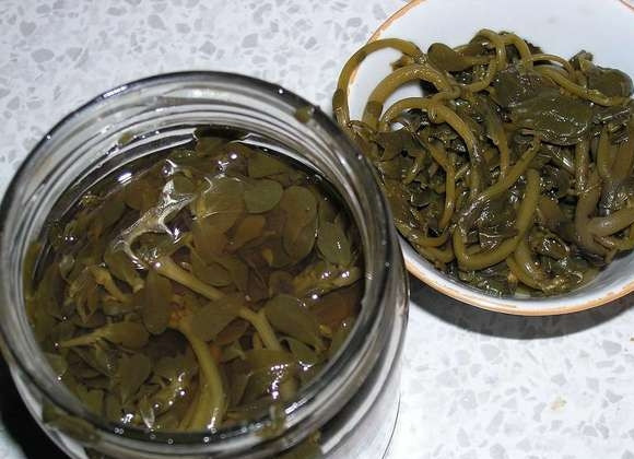 1. Этап. Маринованный портулак: 4. Оставляю банки на 3 дня, после чего блюдо готово. Маринованный портулак для подачи на стол перекладываю в тарелку.