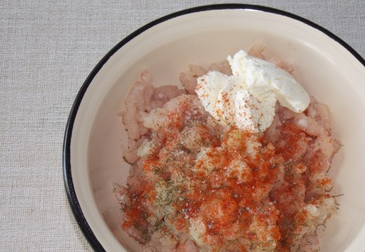 1. Этап. Котлеты с творожным сыром в духовке: Добавить паприку сладкую, сухой укроп и соль по вкусу.