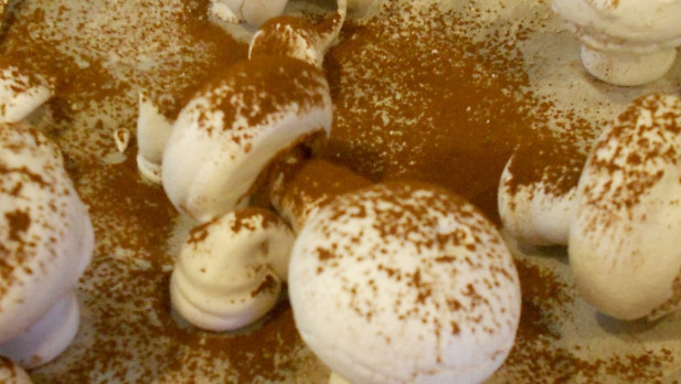 1. Этап. Печенье Шампиньоны с крахмалом: 3. Вот и все! Аккуратно склеиваем шляпки (при помощи сгущенки, например) с ножками, посыпаем какао-пудрой и подаем к столу!