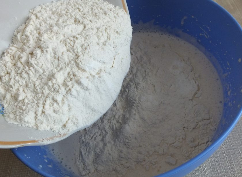 1. Этап. Итальянский кекс: Смешайте муку с разрыхлителем. Добавьте к жидкой части. Хорошо взбейте.