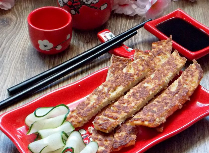 1. Этап. Рыбные палочки по-японски: Испеките таким способом весь фарш, порежьте на полоски. Подавайте сразу с овощами и соевым соусом.