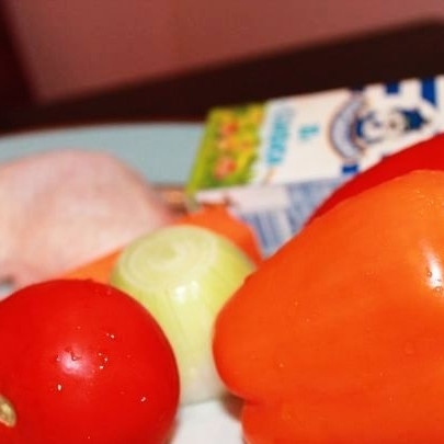 1. Этап. Курица в перечном соусе: Овощи и курицу первым делом нужно промыть и обсушить. Морковь и лук - почистить.