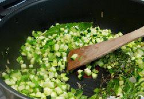 1. Этап. Рататуй с яйцом: В большой сковороде на среднем огне разогреть 4 столовые ложки оливкового масла, добавить нарезанный лук-шалот. Добавить лавровый лист, веточку розмарина и веточку тимьяна, соль и перец. Жарить 1 минуту. Добавить сельдерей, зеленый перец и кабачки, хорошо перемешать, накрыть крышкой и жарить 4 минуты.