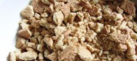 1. Этап. Колбаска из печенья и сгущенки: Измельчаем печенье. Можно просто самим поломать, а можно использовать блендер. Должна получится крупная крошка.