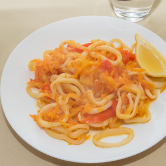 Жареные кальмары с овощами