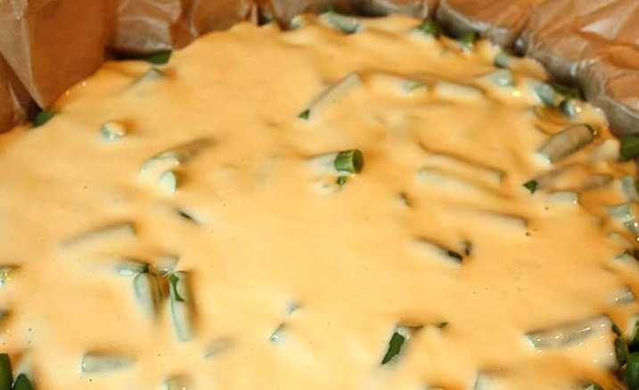 1. Этап. Слоеный пирог-перевертыш: Приготовим жидкое тесто. Для этого нужно смешать кефир, яйца, муку, соду и соль. Заливаем тестом стручковую фасоль.