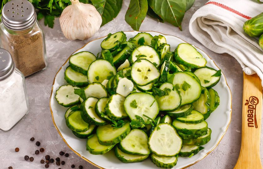 1. Этап. Малосольные огурцы в вакууме: Выложите малосольные огурцы на тарелку и подайте к столу холодными.