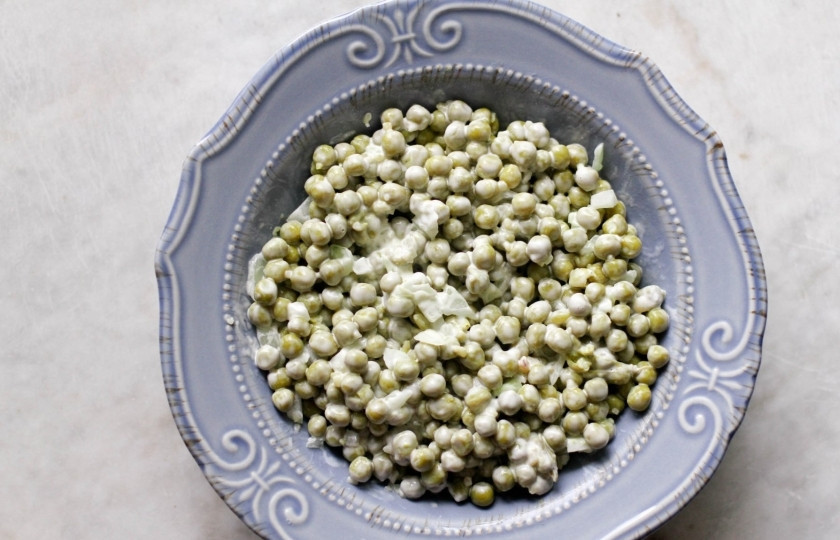 1. Этап. Салат с зелёным консервированным горошком: Теперь перемешиваем все ингредиенты с майонезом.