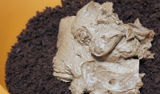 1. Этап. Пирожное Картошка по-новому: Добавить в крошку крем.