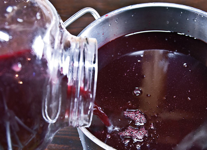 1. Этап. Вино из рябины: 11. И добавьте сок после брожения мезги. Аккуратно перемешайте.