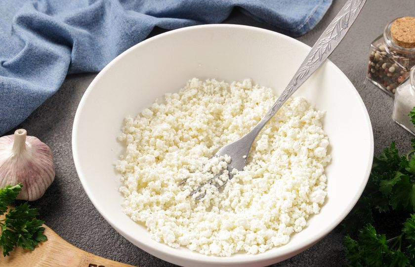 1. Этап. Цветы тыквы в кляре: Приготовьте начинку. Здесь полёт вашей фантазии. Я сегодня делаю с творогом, который необходимо растереть вилкой.