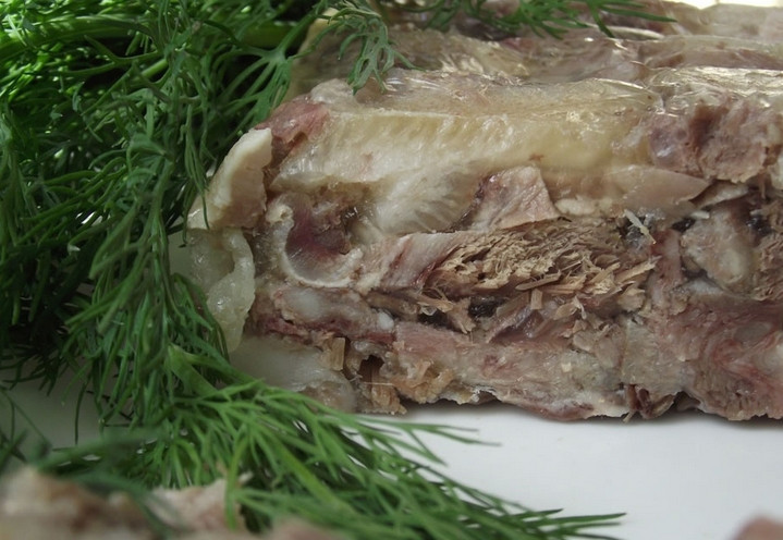 1. Этап. Холодец из свиной рульки: Ставим холодец на ночь в холодильник. Утром нарезаем и подаем к столу со свежей зеленью. Приятного аппетита!