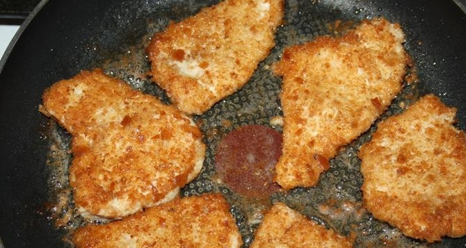 1. Этап. Мясо по-министерски: В сковороде разогрейте растительное масло. Выложите в сковороду кусочки курицы в панировке. Обжаривайте до тех пор, пока не появится румяная корочка.