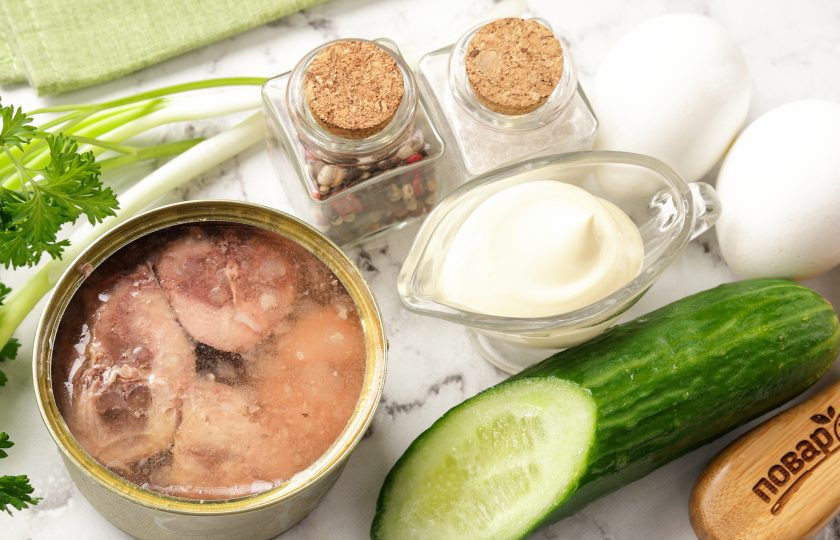 1. Этап. Салат с тунцом, огурцом и майонезом: Подготовьте все ингредиенты по списку. Яйца лучше заранее отварить и дать им остыть.