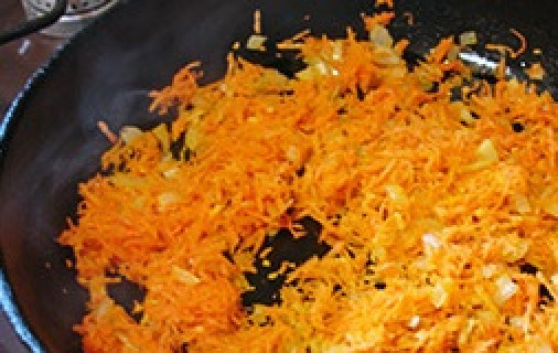 1. Этап. Постные котлеты из риса: 3. Натрите морковь на терке и добавьте в сковороду с луком. Обжарьте еще несколько минут.