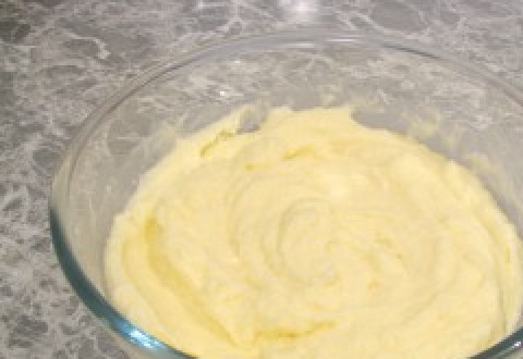 1. Этап. Чизкейк без выпечки классический: Добавьте желатин, перемешайте еще раз.