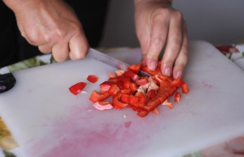 1. Этап. Борщ на бобах: Нарезать кубиками красный болгарский перец.