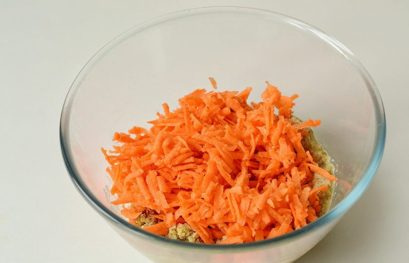 1. Этап. Ленивые вегетарианские голубцы: Морковь натрите на терке, добавьте в миску с чечевичным фаршем. Перемешайте.