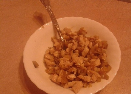 1. Этап. Закрытые тарталетки с курицей и грибами: Смешиваем лук, грибы и куриное мясо, добавляем перец, солим по вкусу. Начинка готова.
