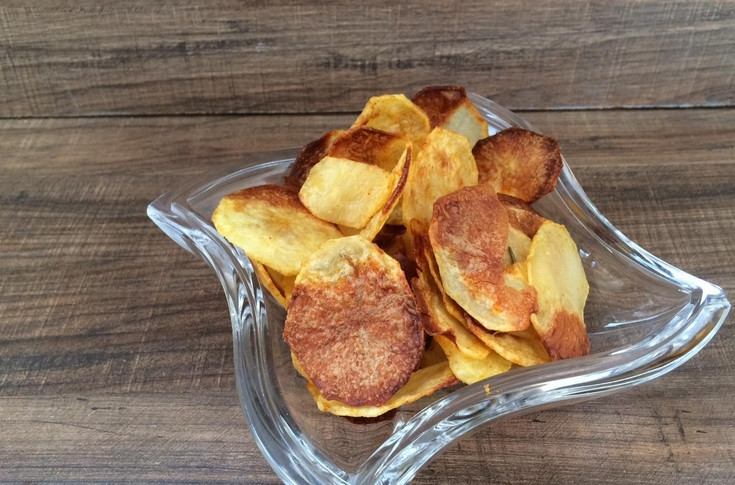 1. Этап. Картофельные снеки: Застилаем противень фольгой, которую смазываем маслом. Кладем веточки розмарина и картофель. Запекаем в духовке 10-12 минут при температуре 200 градусов. Приятного аппетита!