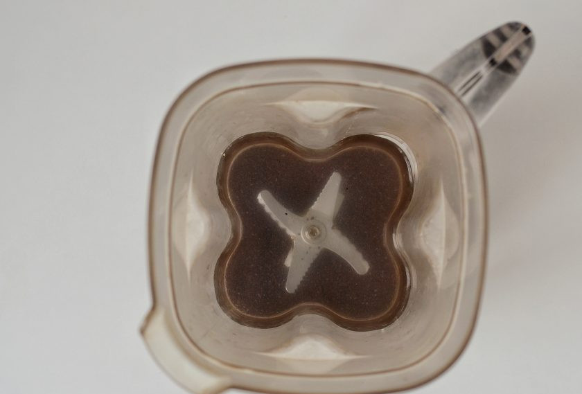 1. Этап. Маковое молоко: Измельчите мак с чистой водой в блендере. Затем процедите напиток через мелкое сито или марлю. Добавьте подсластитель по вкусу.