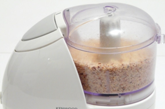 1. Этап. Печенье Пряные звезды: Обжаренный миндаль измельчите в крошку при помощи блендера.