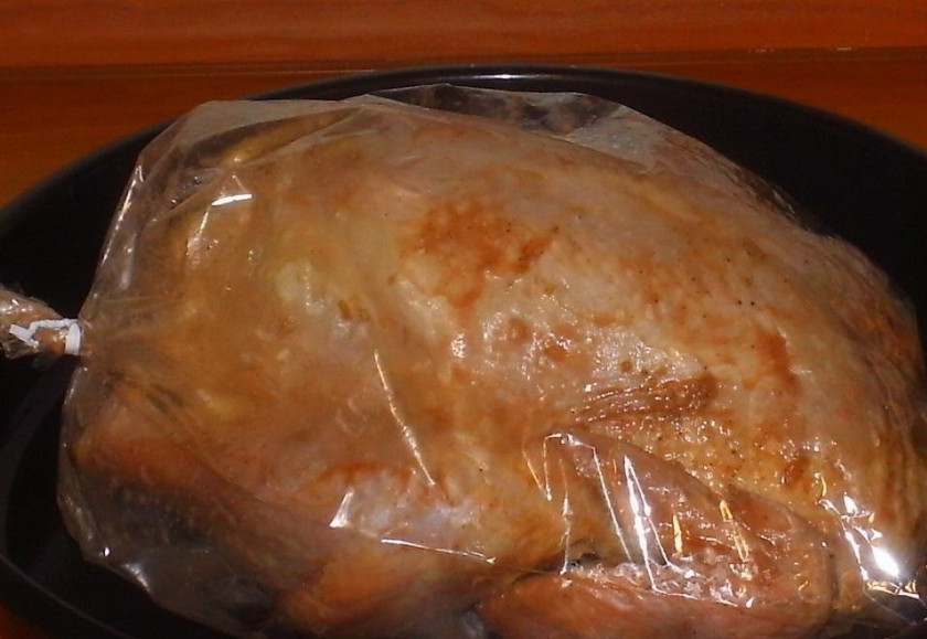 1. Этап. Вкусная курочка: 8. Помещаю курицу с яблоками в рукав и отправляю в разогретый до 180 градусов духовой шкаф на 1 час (время указано примерно, может понадобиться больше или меньше).