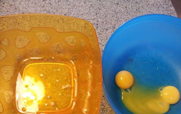 1. Этап. Венский омлет: 2. Тем временем вбиваем яйца в глубокую емкость для взбивания. Молоко должно быть не холодным.