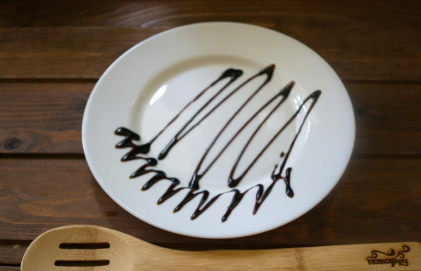 1. Этап. Помидоры с моцареллой: Возьмите большое блюдо. Бальзамическим кремом (он сладкий, не путайте с уксусом) нанесите рисунок на тарелке.