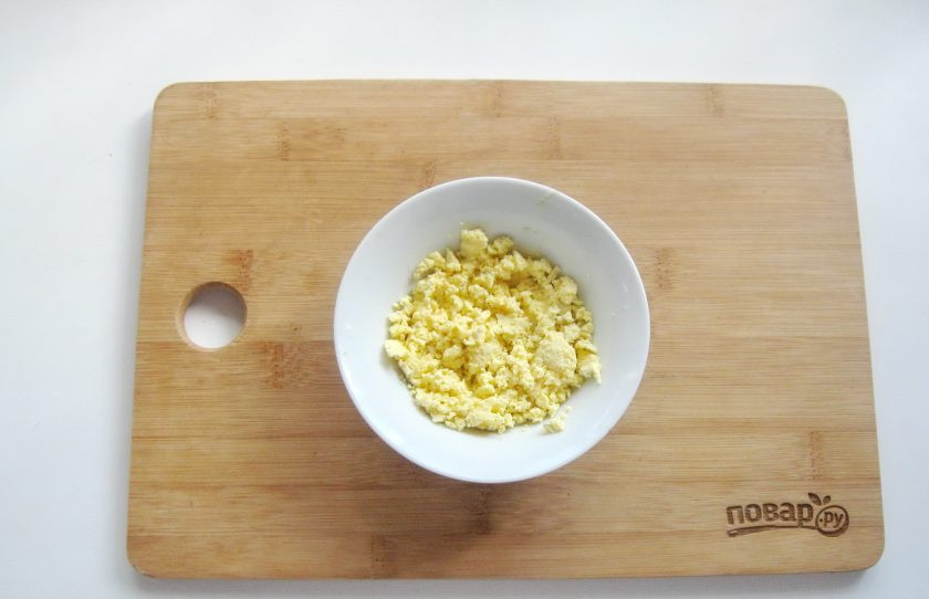 1. Этап. Салат Счастливый Ганс: Желтки разомните вилкой.