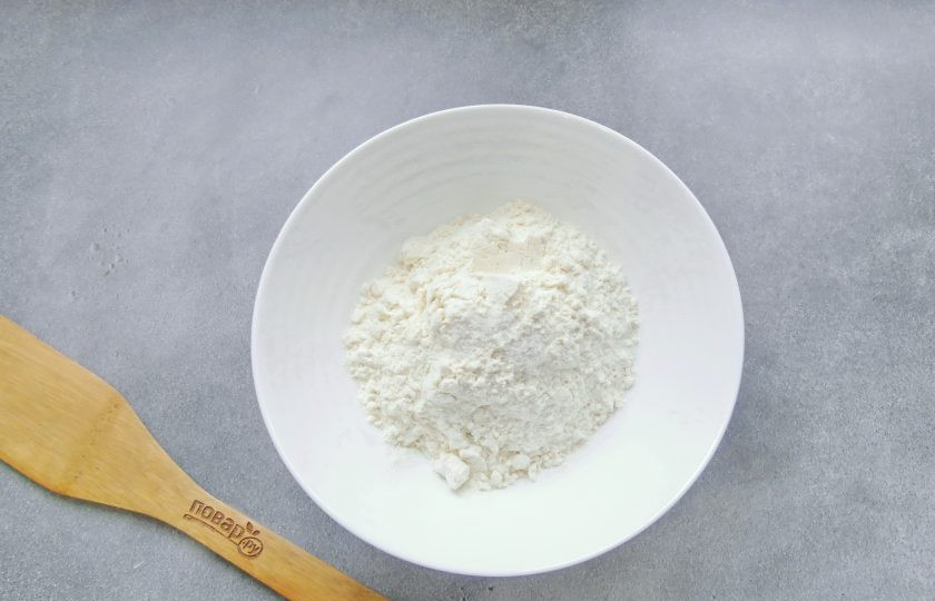1. Этап. Грибной тарт: Замесите тесто для тарта. В миску насыпьте муку и соль.