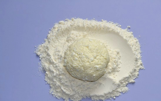 1. Этап. Бабушкины сырники: На стол или разделочную доску высыпаем муку. Из творожной основы формируем шарик и обваливаем его со всех сторон в муке.