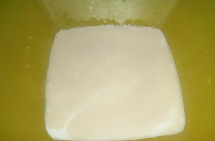 1. Этап. Пирожки с курицей: В молоке растворяем дрожжи и соль.