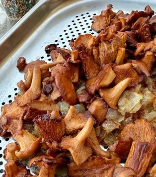 1. Этап. Лисички с картошкой: Лисички откинуть, пусть лишнее масло стечет.