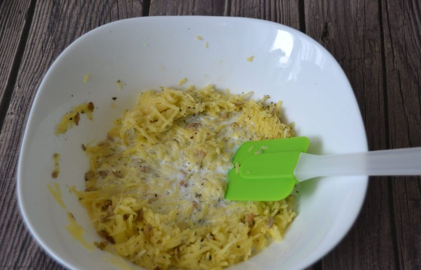 1. Этап. Драники на молоке: Влейте горячее молоко, размешайте.