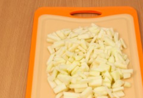 1. Этап. Салат из картофеля и грибов: 4. Яблоки очищаем от кожуры, режем соломкой.