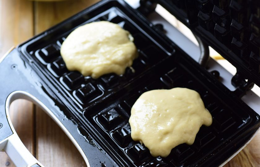 1. Этап. Бельгийские вафли без масла: Панели электровафельницы смажьте тонким слоем растительного масла и выкладывайте по одной столовой ложке теста на каждую половину. Выпекайте вафли 3-4 минуты.