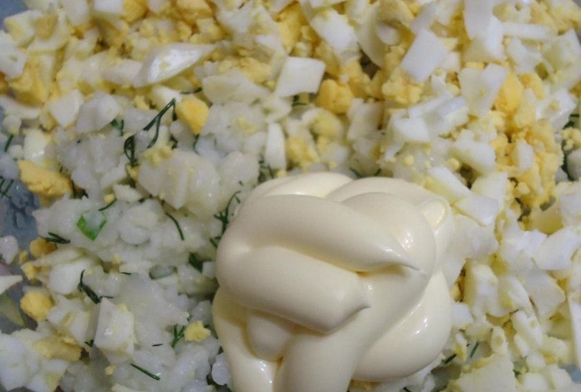 1. Этап. Курник из бездрожжевого теста: 2. Яйца отвариваю и нарезаю кубиками, добавляю к рису и кладу майонез, немного солю и перемешиваю.