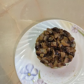 1. Этап. Салат Вкуснейший: Обжаренные и остывшие грибы выложить верхним слоем.