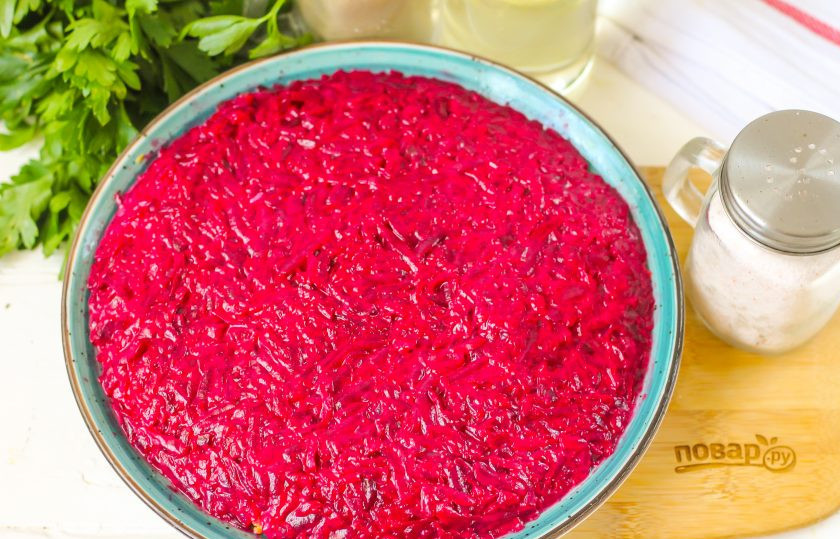 1. Этап. Селедка под шубой по Дюкану: Последним выложите слой отварной тертой свеклы и поместите салат в холодильник для пропитывания минимум на 1 час.