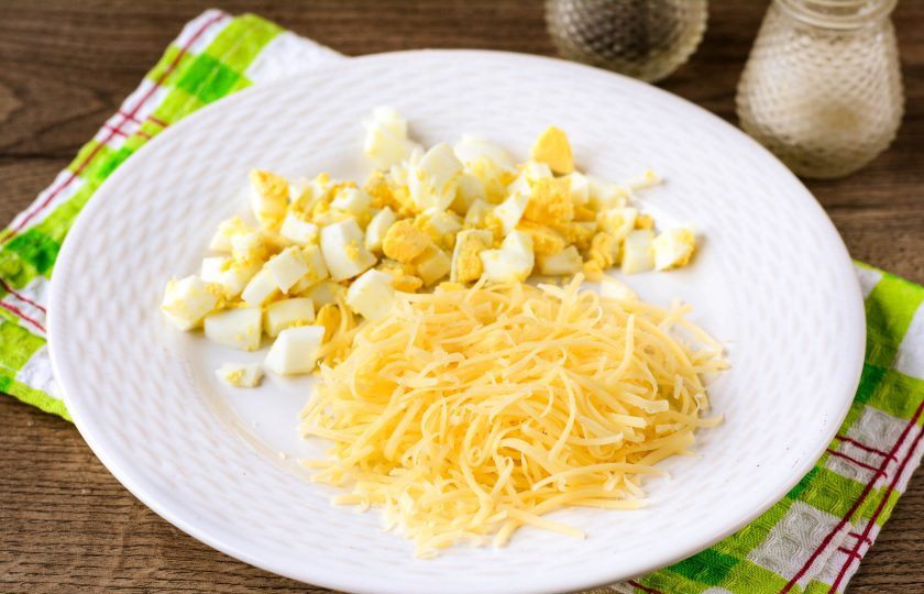 1. Этап. Салат Гавайский с курицей: Сварите яйца вкрутую и нарежьте кубиками. Сыр натрите на терке.