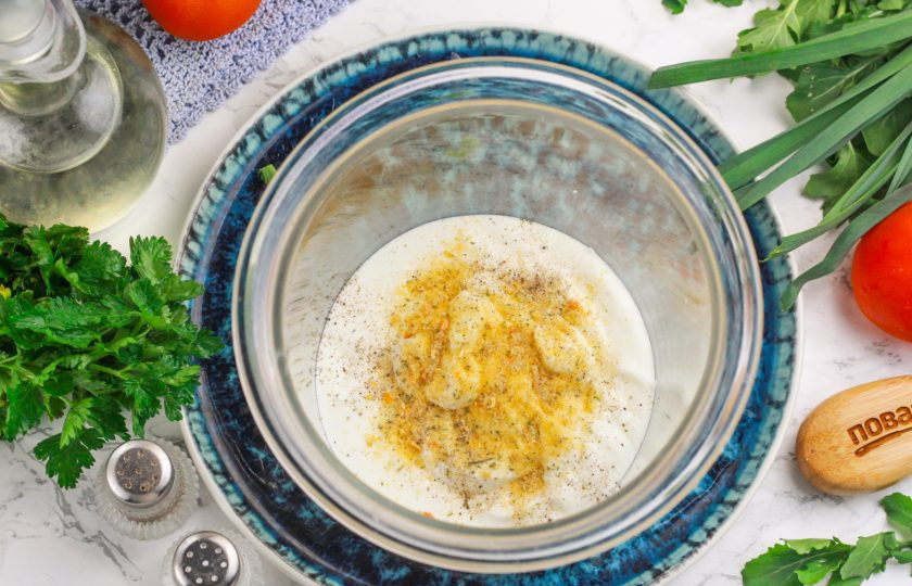 1. Этап. Белый соус со сметаной: Всыпьте в емкость приправу. Если она содержит соль, то дополнительно добавлять соль не нужно.