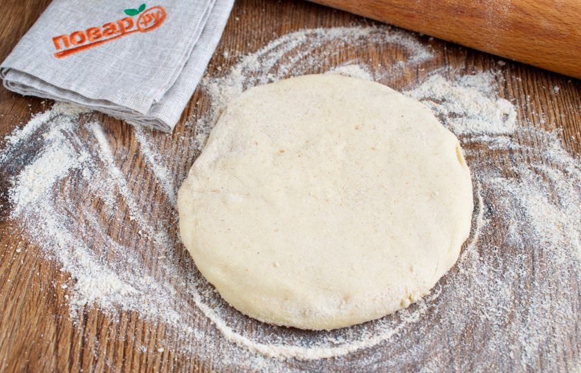 1. Этап. Классические английские маффины: В центре муки сделайте углубление, влейте подошедшие дрожжи, добавьте яйцо, растопленное сливочное масло, соль. Замесите мягкое тесто, не липнущее к рукам. Накройте тесто миской, оставьте в теплом месте на 1 час. Тесто обомните. Рабочую поверхность присыпьте кукурузной мукой, тесто также присыпьте мукой и раскатайте в пласт, толщиной 1-1,5 см.