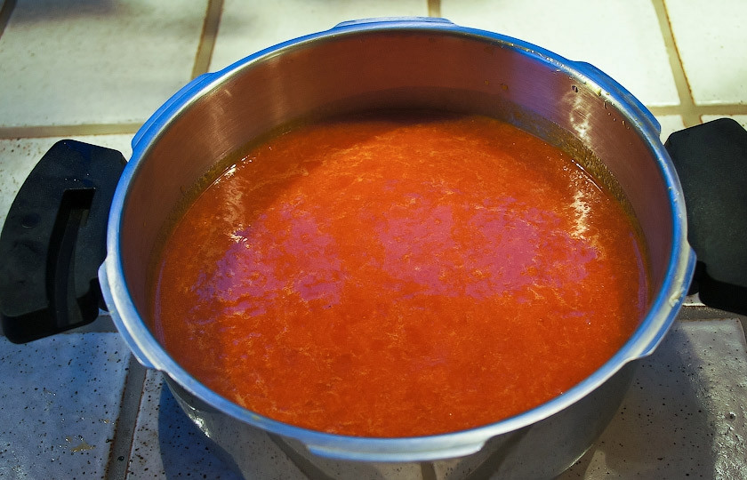 1. Этап. Джем из кактуса: В получившийся сок добавить сахар, пектин и ставить варить.