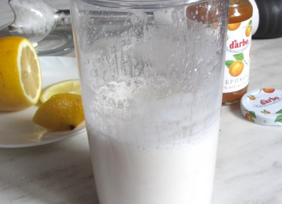 1. Этап. Напиток из сыворотки: Взбиваем массу погружным блендером или миксером в течение 40 секунд. Жидкость должна увеличиться в объеме и стать белоснежной.