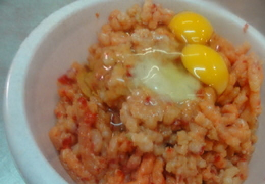 1. Этап. Куриные биточки: Добавляем в полученный фарш соль и яйца. Если вы решили добавить в биточки зелень - сейчас самое время ее мелко порубить и добавить к фаршу.